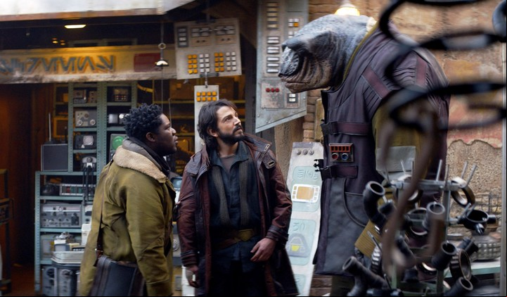 Raymond Anum, Diego Luna e Ian Whyte, como Vetch, en una escena de "Andor".