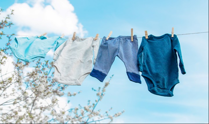 También recomiendan sacudir la ropa secada en exteriories, ya que puede estar en sus pliegues. Foto Shutterstock.