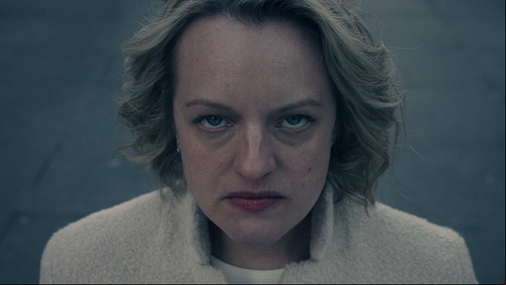 Elisabeth Moss protagoniza, produce y dirige algunos episodios de "The Handmaid's Tale".
