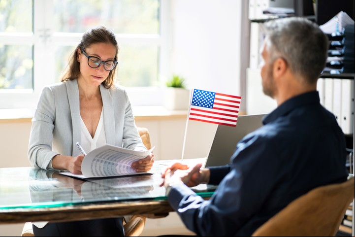 Si bien la mayoría emigra a Europa, Estados Unidos también se contempla entre las alternativas posibles. Foto Shutterstock