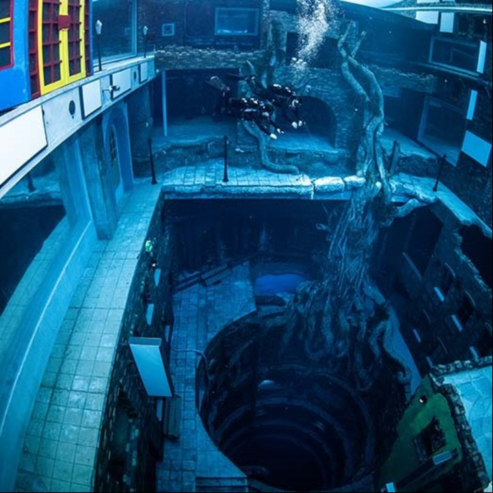Dentro de la piscina de EAU.