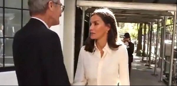 "Dame la mano como a un hombre", el reclamo de la reina Letizia al embajador de España en Estados Unidos