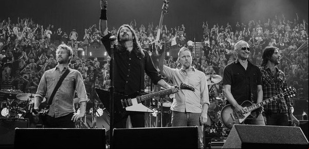 Homenaje a Taylor Hawkins: Miley Cyrus, Queen, Def Leppard y Foo Fighters, en un emotivo desfile de estrellas