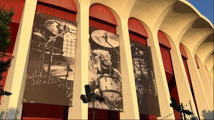 La fachada del KIA Forum, en el homenaje a Taylor Hawkins en Los Angeles, con Foo Fighters, Miley Cyrus, Pink, Shane Hawkins y más. Foto: IG