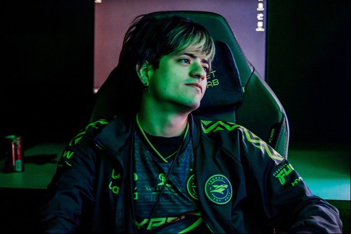 Grell, jugador de isurus Gaming, se lo vio visiblemente conmocionado tras la derrota ante Saigón Buffalo. Foto: Riot Games.