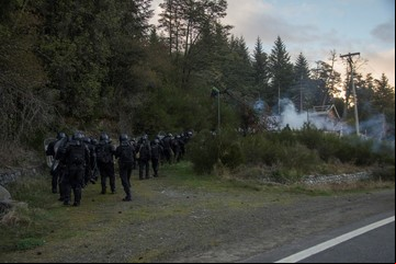 Fuerte tensión en el desalojo de grupos mapuches en Villa Mascardi: hay ocho detenidos y uno es la "machi" Colhuan