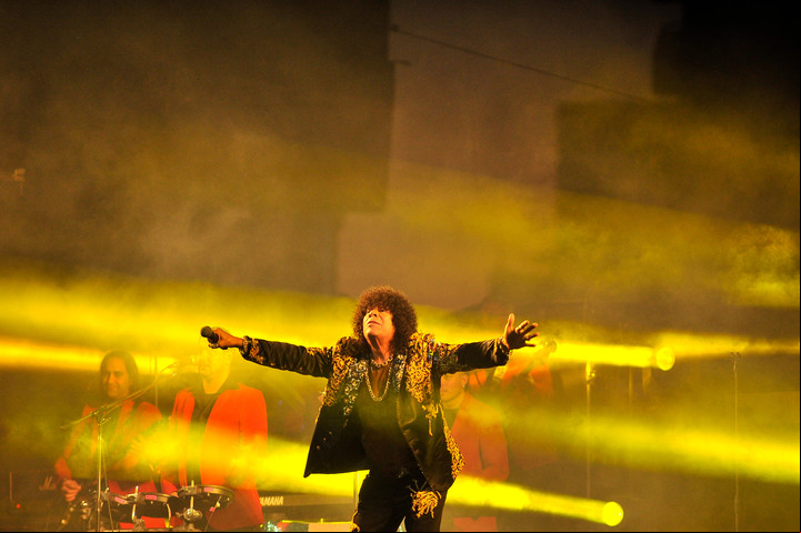 El artista La Mona Jimenez durante show en Obelisco. Foto Maxi Failla
