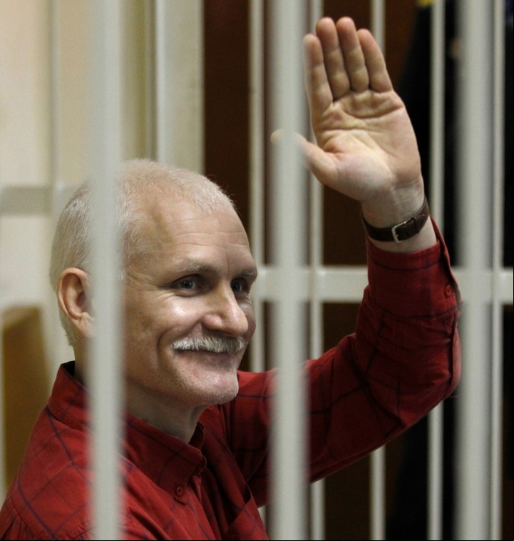 Ales Bialiatski, tras las rejas desde 2020. Foto: AP