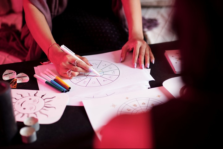 Los componentes principales que conforman la carta astral son, en esencia, el quién, cómo, y dónde de los personajes de la obra de tu vida. Foto ilustración Shutterstock.