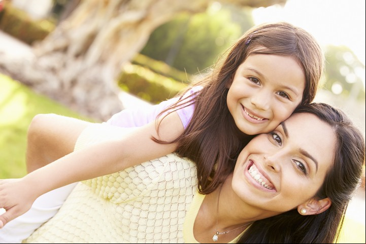 Las geminianas, son madres-hermanas, se divierten con sus hijos, y suelen criarlos con muchos permisos. Foto ilustración Shutterstock.