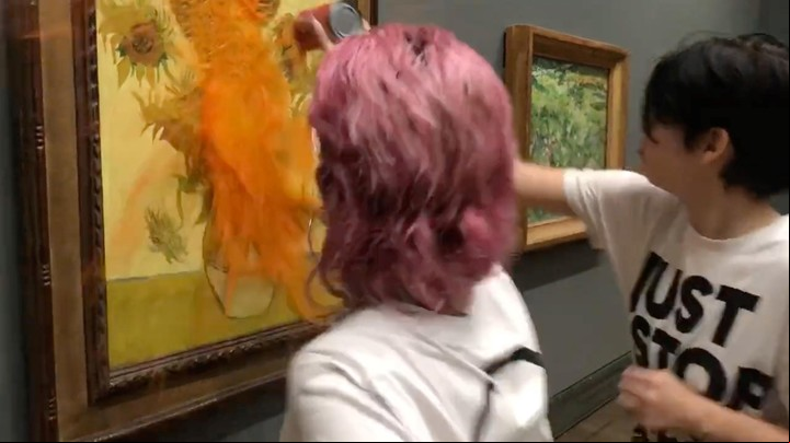 Foto cedida por el grupo de activismo climático «Just Stop Oil» de dos manifestantes que arrojaron sopa de tomate Heinz al cuadro «Girasoles» de Vincent Van Gogh, de 1888, en la National Gallery de Londres, el 14 de octubre de 2022. EFE/EPA/JUST STOP OIL