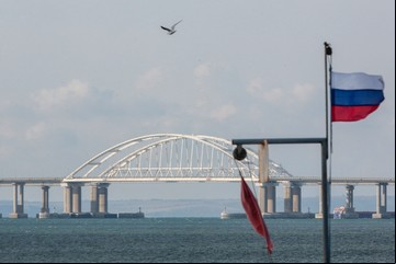 El daño al puente de Crimea ha creado una larga espera para los camiones de carga que se dirigen a Rusia