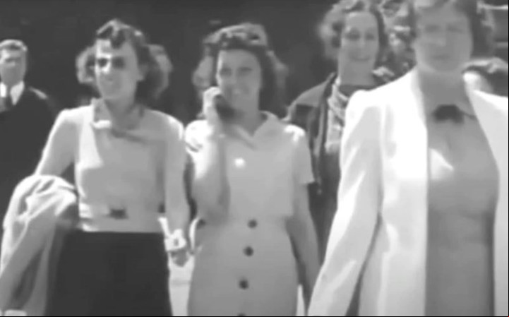 Lo que hace muy misterioso al video es que cuando la mujer se da cuenta que la están filmando, oculta rápidamente el celular (Captura de video).