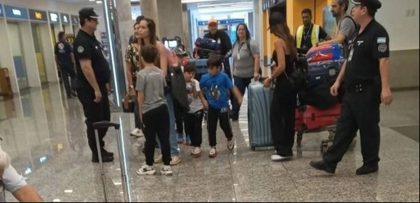 Antonela Roccuzzo y sus hijos viajaron a Puerto Iguazú, mientras Lionel Messi se prepara para la Champions League