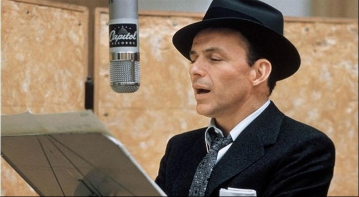 Tampoco se salva un mito: Frank Sinatra. En 1942, su agente de prensa, compró una hinchada para que gritaran por él.