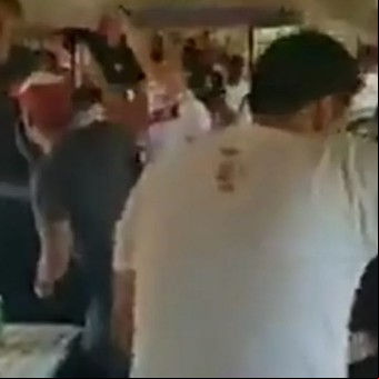 Hicieron la despedida de soltero arriba de un tren y el final fue terrible