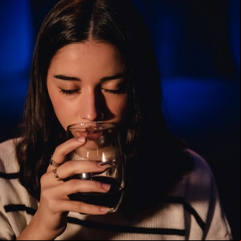 Degustación a ciegas en Palermo: la experiencia gastronómica que ofrece un menú sorpresa de 7 pasos en la oscuridad