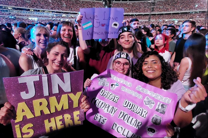 Los fans de Jin y del grupo BTS en River, antes del tercer show de Coldplay. Foto. Martin Bonetto.