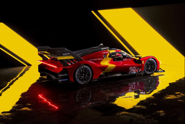 La Ferrari 499P lleva un sistema híbrido y pesa tan solo 1030 kilos.