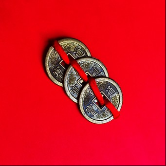 Monedas chinas de la abundancia: qué son y cómo se usan estos talismanes del Feng Shui