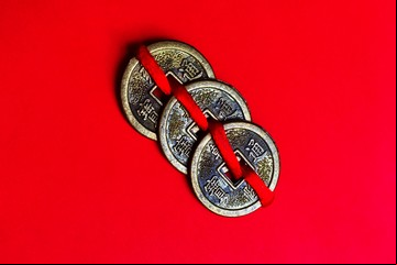 Monedas chinas de la abundancia: qué son y cómo se usan estos talismanes del Feng Shui