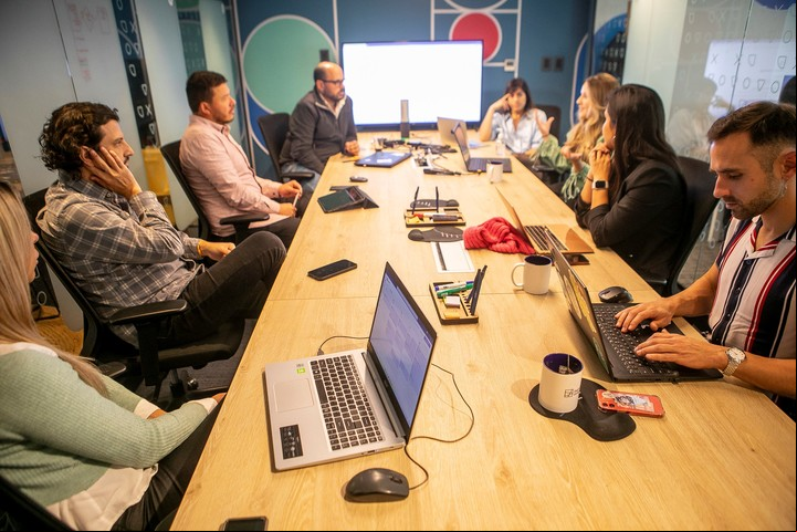 La empresa ya tiene oficinas en uruguay y Colombia y planea abrirlas en Argentina el año que viene. Foto: Nearsure.