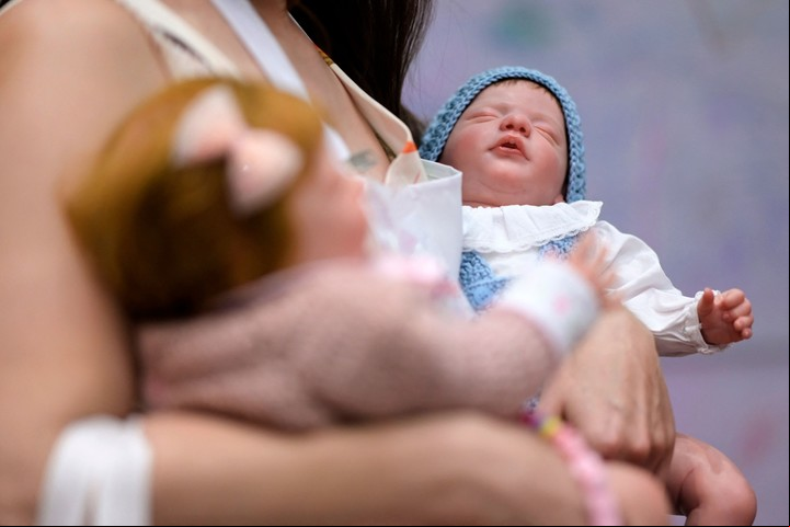 Tener un bebé de mentira puede ser más económica que tener uno de verdad.