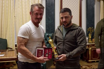 Sean Penn siempre es noticia: ahora habló de Will Smith y le dio uno de sus Oscar a Zelensky