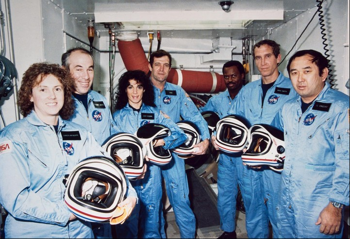 Fotografía de archivo fechada el 9 de enero de 1986 y cedida por la NASA donde aparecen los 7 de la tripulación del Challenger que morirían en el lanzamiento (EFE).