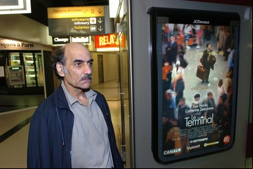 Murió el iraní que inspiró la película "La Terminal", que protagonizó Tom Hanks: 23 años como refugiado y casi dos décadas viviendo en el principal aeropuerto de París