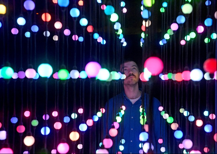 El empleado Jake posa dentro de "Matrix" de Aristóteles Roufanis en la instalación inmersiva y exposición de atracciones "The Way I See Things" en el Twist Museum de Londres, Gran Bretaña, 15 de noviembre de 2022. REUTERS/Toby Melville 