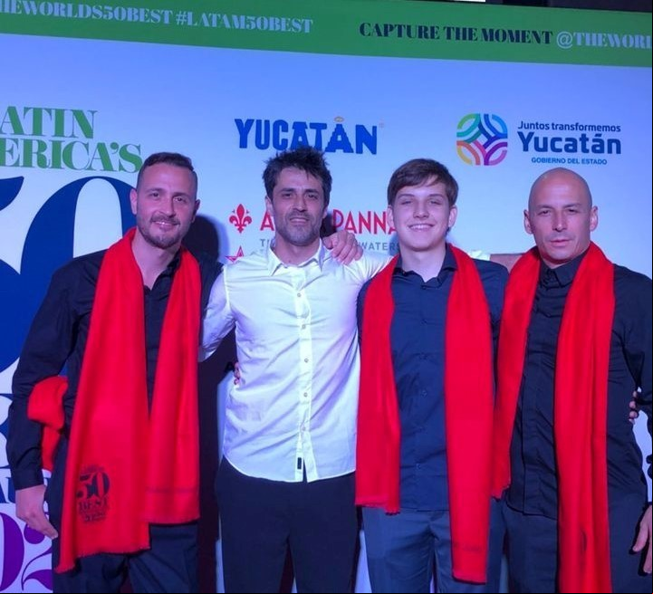Pablo Rivero (último derecha), dueño de los restaurantes Don Julio y El preferido, junto a los chefs de sus restaurantes y su hijo, en Mérida.