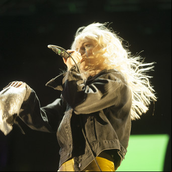 El grupo Paramore se liberó de su contrato discográfico, volvió a las redes y anunció un homenaje a Talking Heads