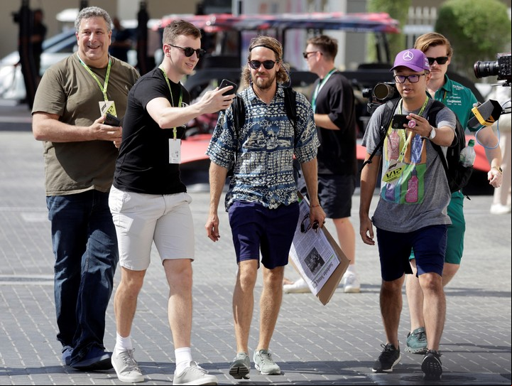 Sebastian Vettel, asediado por los fans en Abu Dhabi.
Foto Reuters