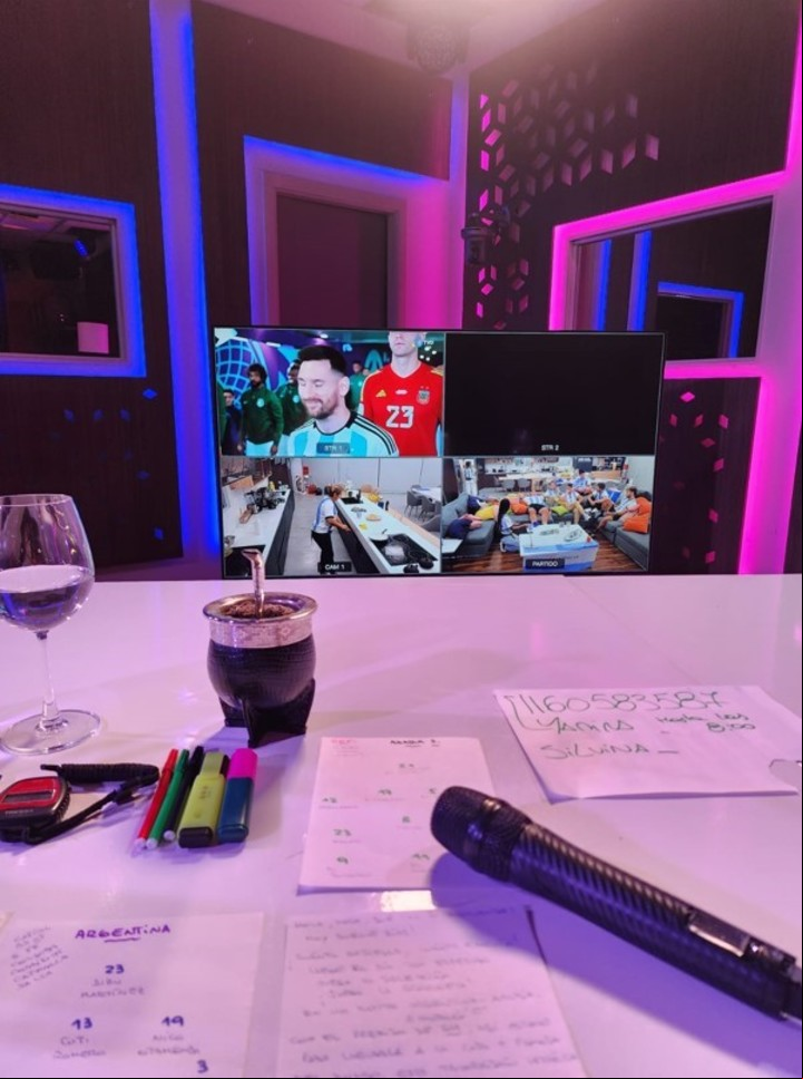 La mesa de trabajo de Feler, este martes a la mañana. El mate quedó casi sin tomar.