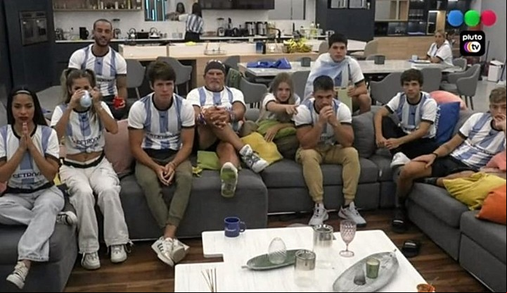 Los participantes lucieron rcamisetas de la Argentina que este mismo martes les regaló producción.