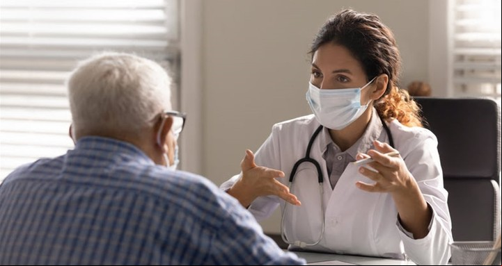 Atención salud abuelos. NHS Servicio de Salud en Reino Unido
