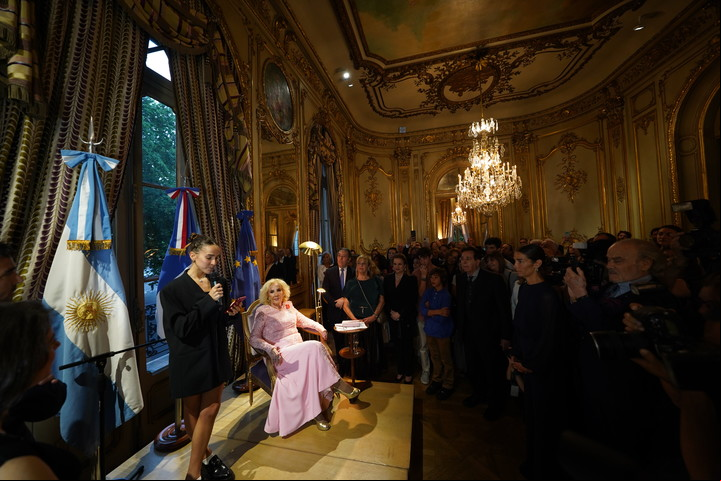 Ámbar habló en francés en nombre de su bisabuela. Foto Martín Bonetto.
