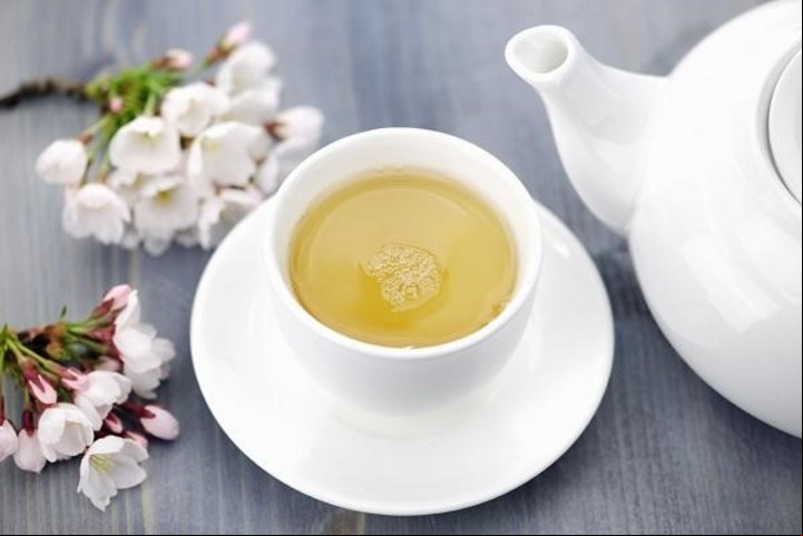 El té blanco ayuda a prevenir la caída del cabello.