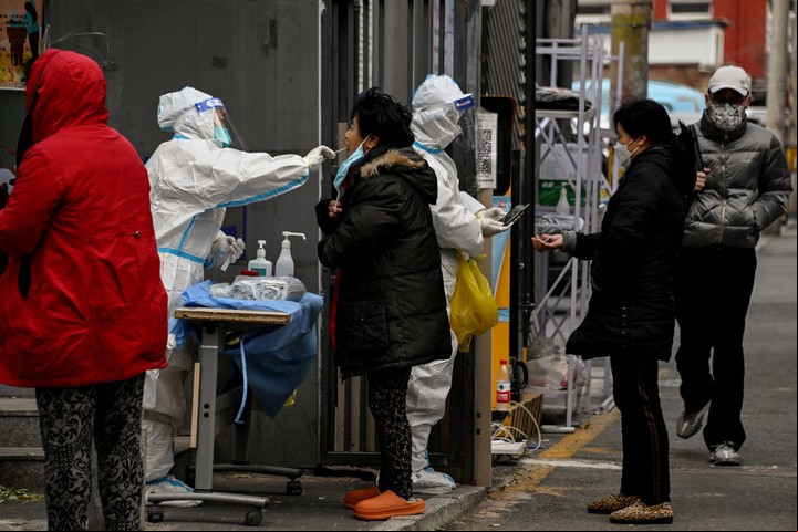 Los residentes se someten a pruebas de hisopado en un área residencial bajo encierro debido a las restricciones del coronavirus Covid-19 en Beijing. Foto AFP