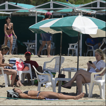 Verano 2023: ¿cuánto cuesta alquilar una carpa o una sombrilla en la Costa Atlántica?