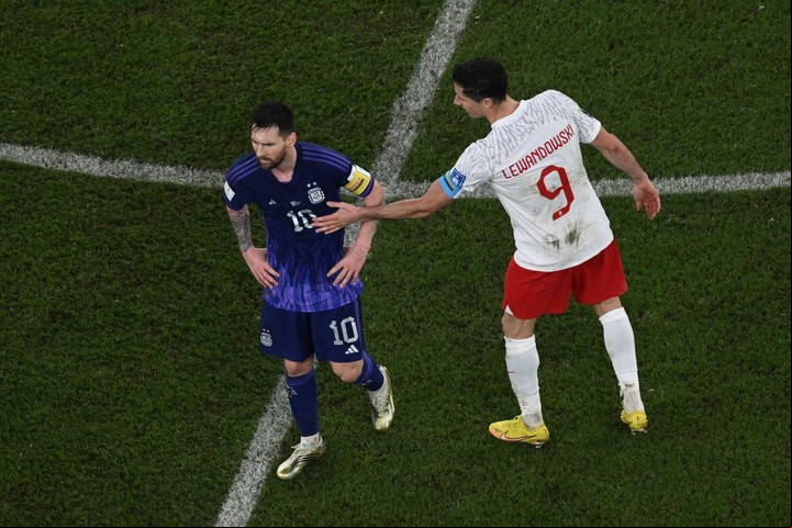 Robert Lewandowski y Lionel Messi, poca onda en el cruce del Mundial. Foto: Antonin THUILLIER / AFP.