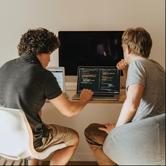 Una fundación ofrece 120 becas gratis en tecnología a jóvenes que buscan su primer trabajo: cómo anotarse