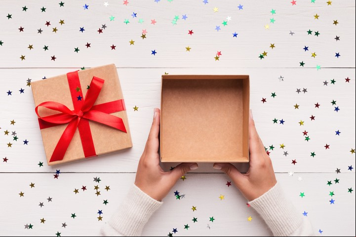 Elaborar la caja navideña de tus sueños es uno de los rituales que Traversa sugiere durante esta temporada (Foto: ilustración Shutterstock)