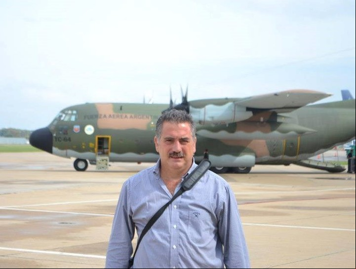 La víctima, delante de un avión Hércules de la Fuerza Aérea.