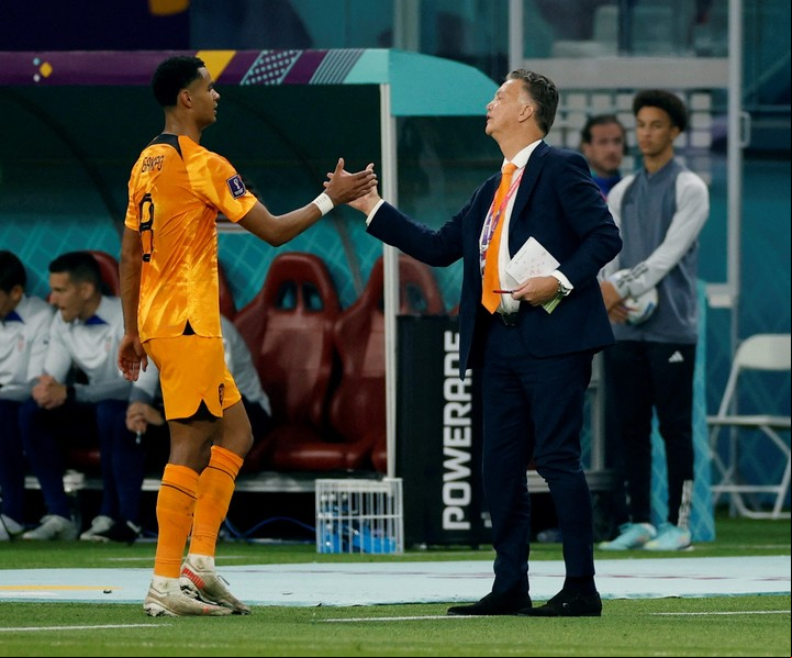 Cody Gakpo debutó en el seleccionado neerlandés cuando era conducido por Frank de Boer, pero se consolidó durante el ciclo de Louis van Gaal. Foto: John Sibley / Reuters.