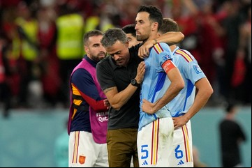 Luis Enrique y su ironía por los penales: "Yo elegí a los tres lanzadores, mira el ojo que tengo"