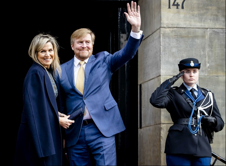 Amsterdam (Netherlands), 07/12/2022.- Dutch Queen Maxima and King Willem-Alexander arrive prior to the presentation of the Prince Claus Impact Awards at the Royal Palace, in Amsterdam, the Netherlands, 07 December 2022. The Impact Awards are intended to recognize artists, creatives and inspiring leaders. (Países Bajos; Holanda) EFE/EPA/SEM VAN DER WAL