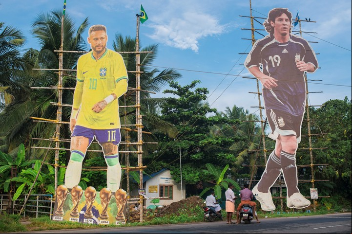 Enormes recortes de Neymar y Lionel Messi, instalados fuera de las casas en el estado indio de Kerala. Brasil y Argentina, líderes del ranking FIFA. (Priyadarshini Ravichandran/The New York Times)