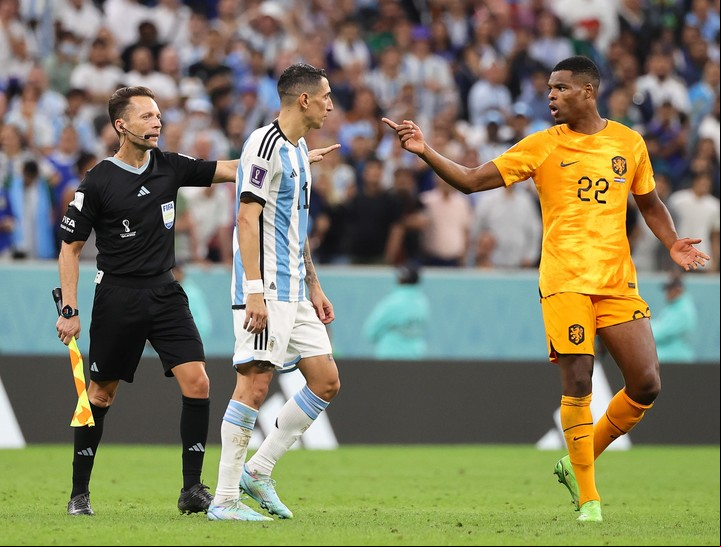 Ángel Di María discute con Denzel Dumfries durante la tanda de penales entre Argentina y Países Bajos en el Estadio Lusail. Foto: Mohamed Messara / EFE / EPA.